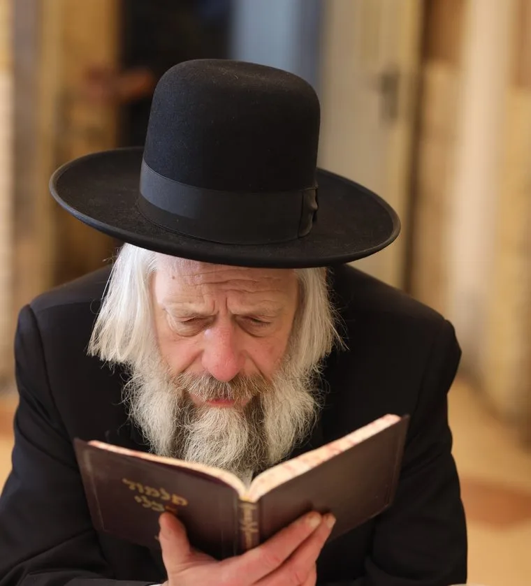 The Nasi HaKollel learning from a sefer